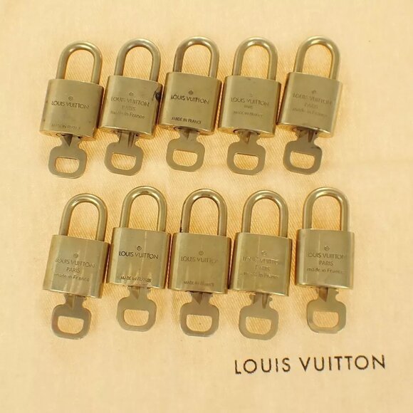 LOUIS VUITTON LV 10 SET PADLOCK KEY BAG CHARM CADENA GOLD PLATED FRANCE - Picture 2 of 4